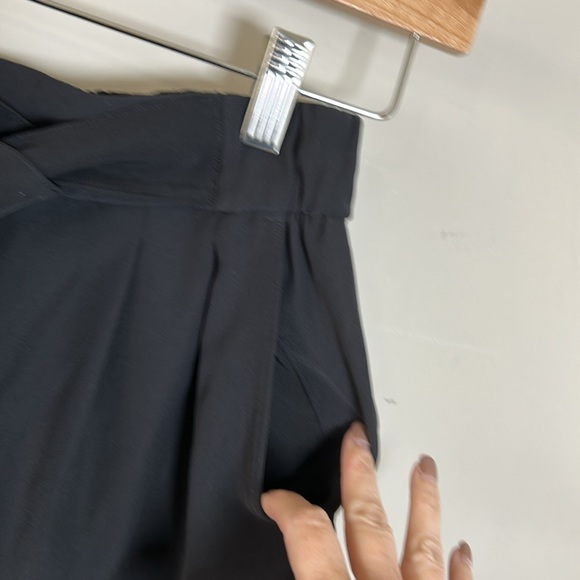 Lululemon Noir Short 5.5 inch Black High Waist Tie Flowy Travel Wrinkle Free 6 - Picture 7 of 13